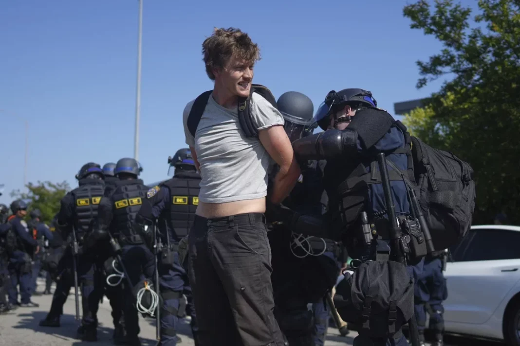 Alrededor de 300 migrantes detenidos en las redadas en Los Ángeles, según organizaciones Alrededor de 300 migrantes detenidos en las redadas en Los Ángeles, según organizaciones