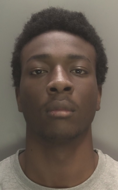 Un video escalofriante muestra a prisioneros sonriendo enormemente antes de golpear hasta la muerte a un delincuente sexual.