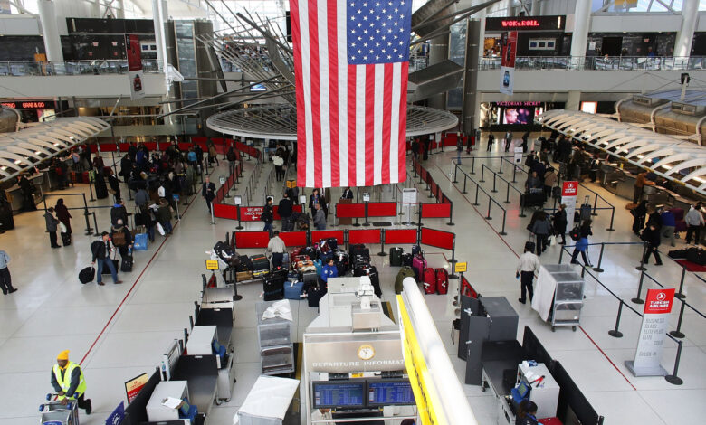La FAA recorta el 10% de los vuelos en 40 grandes ciudades de EE. UU. mientras continúa el histórico cierre del gobierno