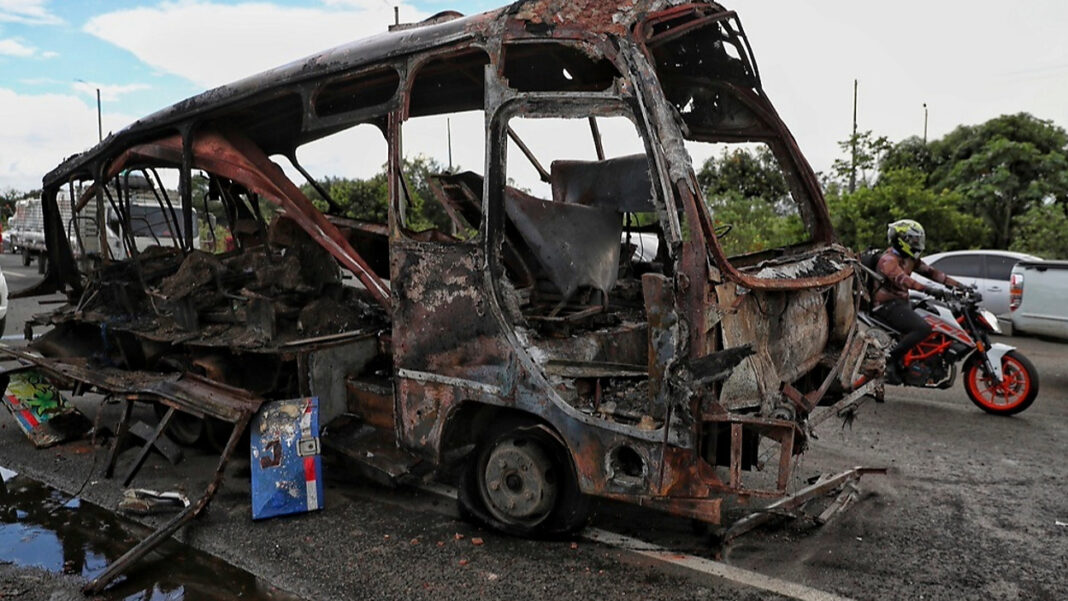 Al menos ocho muertos y decenas de heridos tras 19 atentados en Colombia Al menos ocho muertos y decenas de heridos tras 19 atentados en Colombia