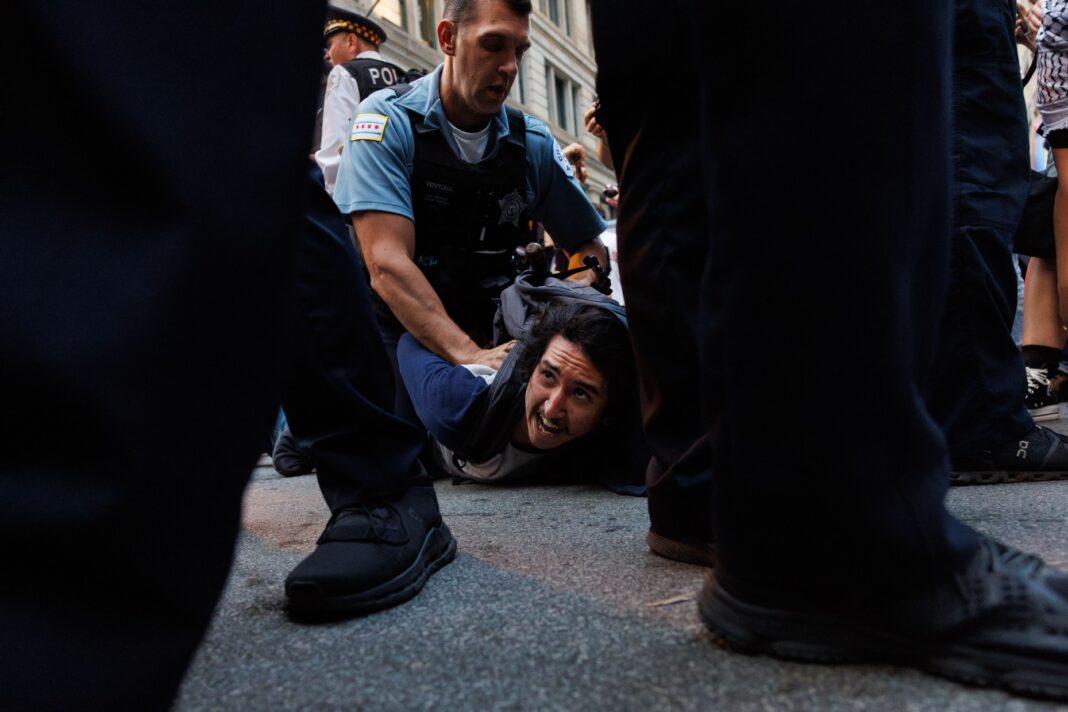 Al menos un herido y 17 arrestados en protesta contra ICE en Chicago, se esperan más manifestaciones y redadas Al menos un herido y 17 arrestados en protesta contra ICE en Chicago, se esperan más manifestaciones y redadas