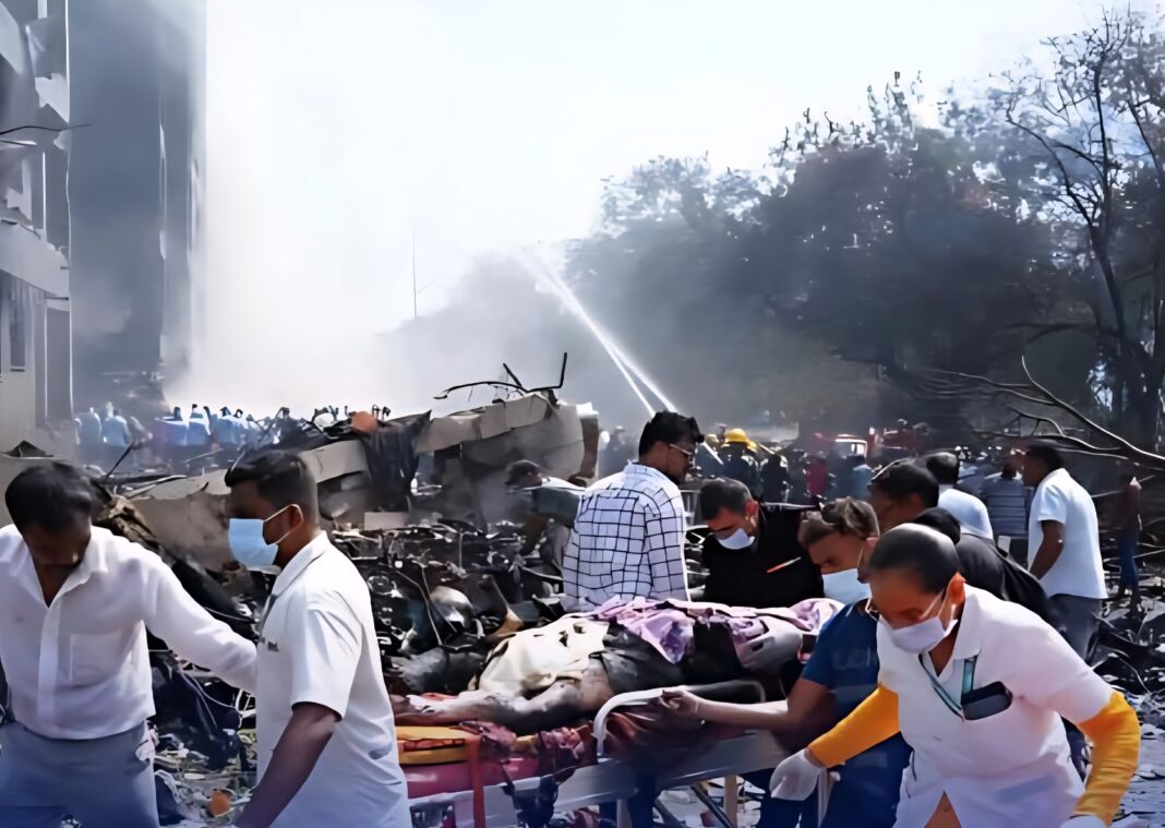 Se estrella un avión de Air India camino de Londres con más de 200 personas a bordo, solo hay un sobreviviente Se estrella un avión de Air India camino de Londres con más de 200 personas a bordo, solo hay un sobreviviente