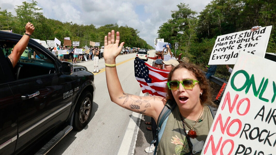 Manifestantes bloquean carretera de Florida en protesta contra centro de detención para inmigrantes