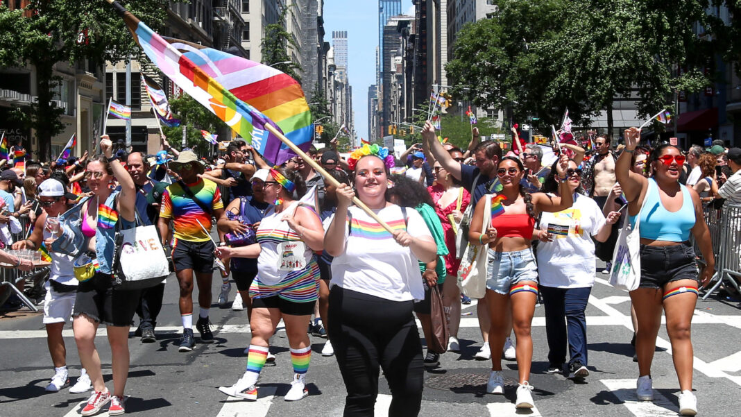 Este domingo en NYC se espera marchas de la comunidad LGBTQI+, con El tema de este año es «Levántate: Orgullo en Protesta»