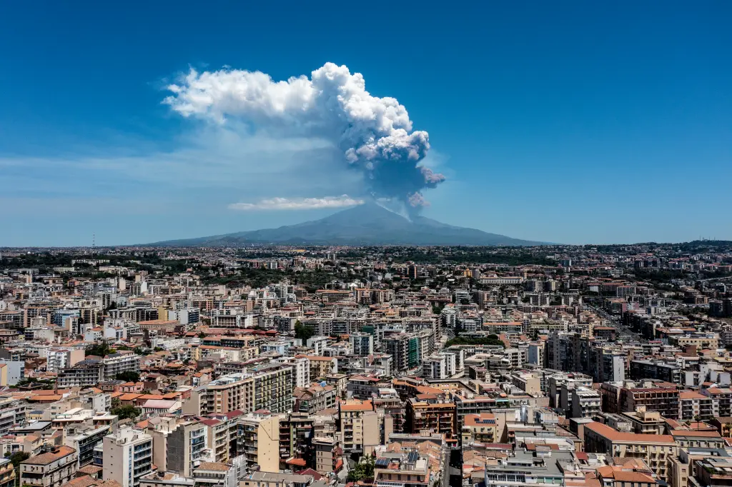 El Monte Etna en Italia entra en erupción y deja una gran nube de humo que hace que los turistas corran en pánico en busca de refugio