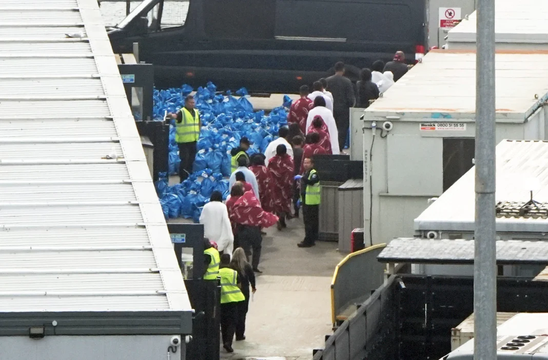 Número de migrantes que llegan al Reino Unido en botes pequeños en un solo día alcanza récord