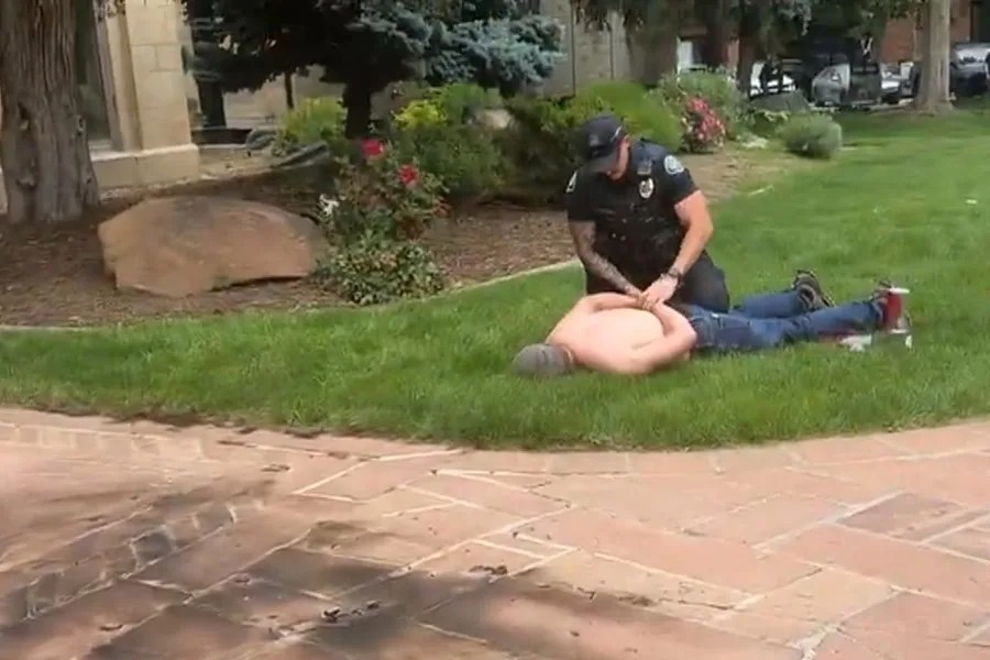 FBI investiga un «ataque terrorista selectivo» en Colorado durante protesta, apresan atacante, hay varios heridos