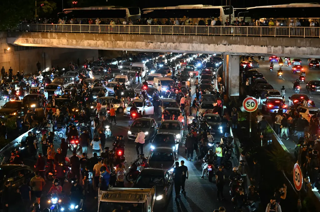 Dos muertos y un policía en coma mientras París se hunde en el caos tras la victoria del PSG en la Liga de Campeones