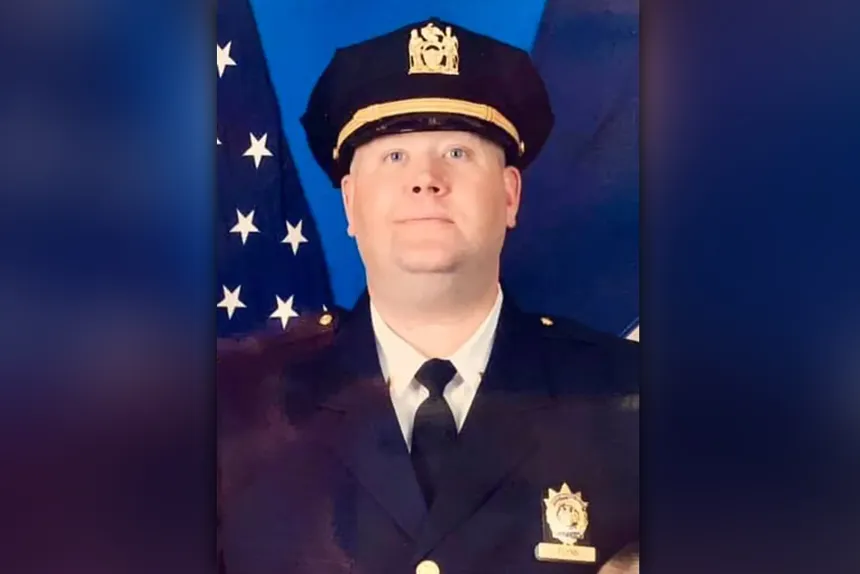 Capitán de la policía de Nueva York fue despedido por acosar a un detective con textos explícitos y fotos lascivas Capitán de la policía de Nueva York fue despedido por acosar a un detective con textos explícitos y fotos lascivas