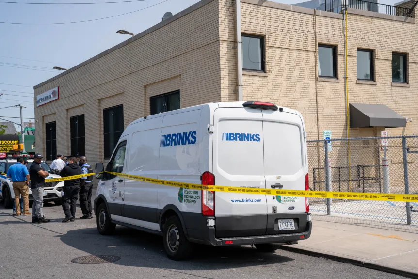 Departamento de Policía de Nueva York (NYPD) investiga el robo de un vehículo blindado en Queens