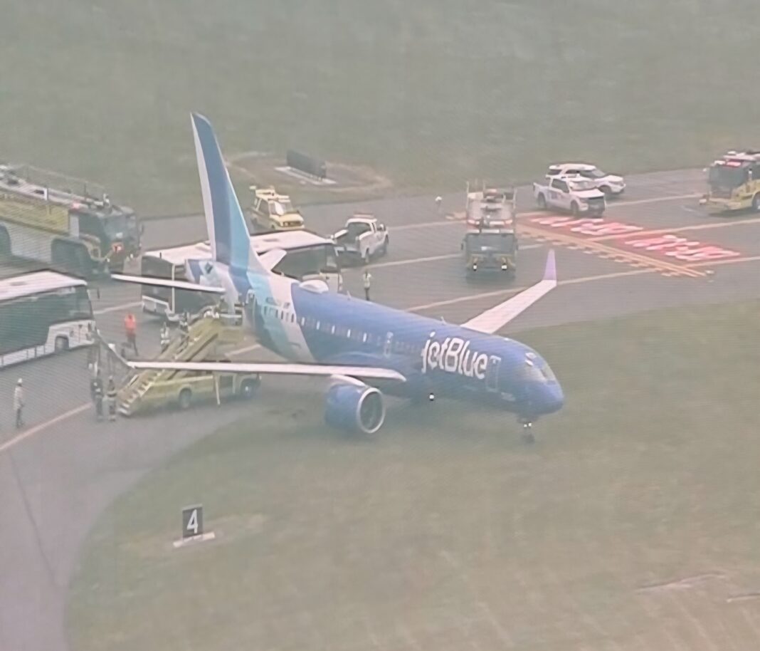 Pista cerrada tras el aterrizaje de un avión sobre el césped en el Aeropuerto de Boston Pista cerrada tras el aterrizaje de un avión sobre el césped en el Aeropuerto de Boston