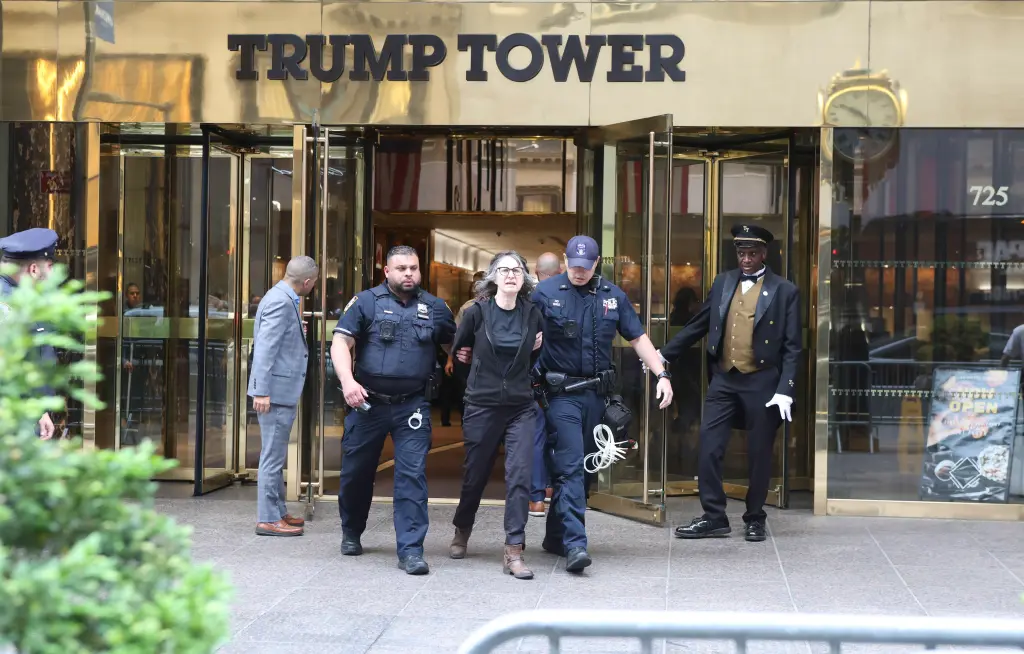 Decenas de manifestantes anti-ICE arrestados en la Torre Trump tras toma del lobby en Nueva York Decenas de manifestantes anti-ICE arrestados en la Torre Trump tras toma del lobby en Nueva York
