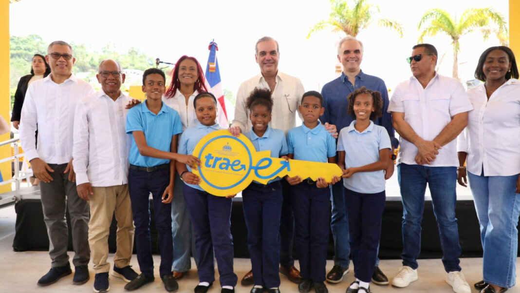 Presidente dominicano Luis Abinader pone en marcha el Sistema Nacional de Transporte Estudiantil (TRAE) en Samaná