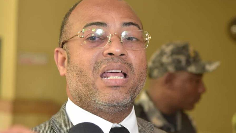 Denuncian comunicador Ángel Martínez tiene más de 48 horas detenido sin ser presentado ante un juez en RD Denuncian comunicador Ángel Martínez tiene más de 48 horas detenido sin ser presentado ante un juez en RD