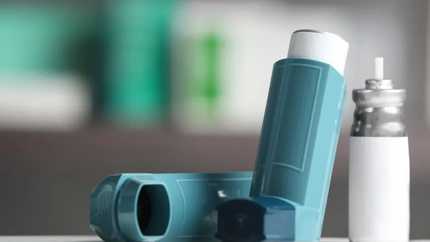 Muere por asma y no pudo usar su inhalador tras dispararse el costo sin previo aviso