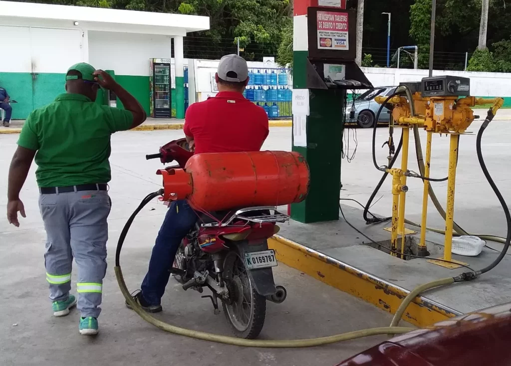 Población dominicana con el grito al cielo por alza de los combustibles