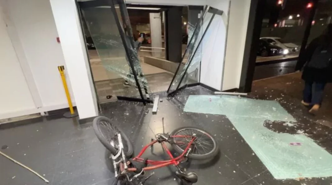 Simpatizantes de Cristina Fernandez de Kirchner causan destrozos en dos canales de televisión tras fallo de la Corte en Argentina Simpatizantes de Cristina Fernandez de Kirchner causan destrozos en dos canales de televisión tras fallo de la Corte en Argentina