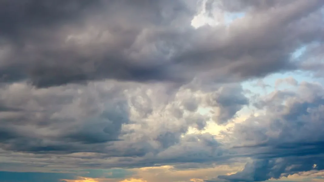 Sistema anticiclónico y una capa moderada de polvo del Sahara durante las horas matutinas afecta el territorio dominicano