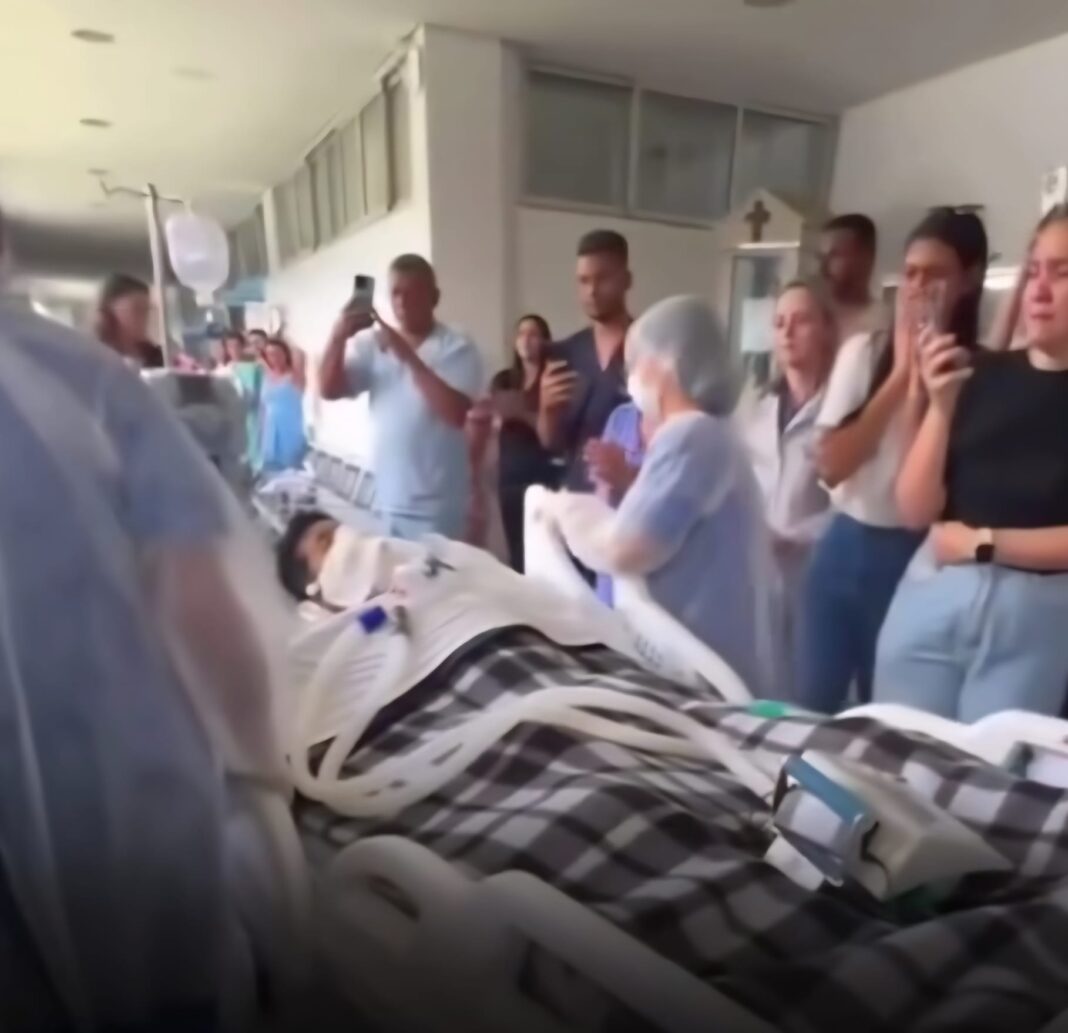 Un nuevo video muestra la frialdad con la que el joven sicario se acercó y le disparó a Uribe Turbay, aspirante presidencial colombiano, cuyo estado de salud sigue siendo crítico Un nuevo video muestra la frialdad con la que el joven sicario se acercó y le disparó a Uribe Turbay, aspirante presidencial colombiano, cuyo estado de salud sigue siendo crítico