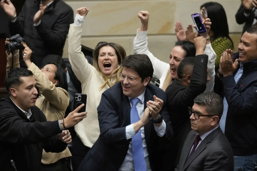 Arrestan a un menor en relación atentado criminal contra candidato presidencial Uribe de Colombia, quien sigue en estado de gravedad Arrestan a un menor en relación atentado criminal contra candidato presidencial Uribe de Colombia, quien sigue en estado de gravedad