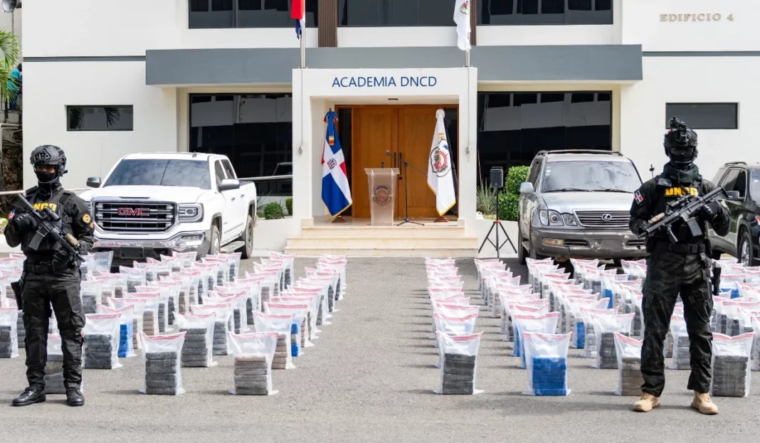 Agentes de la DNCD en la República Dominicana persiguen a 10 personas vinculadas a 1.4 toneladas coca Agentes de la DNCD en la República Dominicana persiguen a 10 personas vinculadas a 1.4 toneladas coca