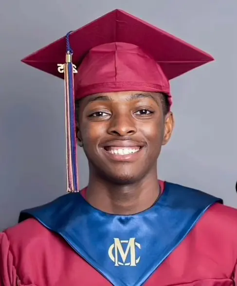 Mykale Baker, empleado de Burger King que ayudó a sus compañeros de trabajo después de graduarse de la escuela secundaria, recibió una beca de $10,000 del gigante de la comida rápida Mykale Baker, empleado de Burger King que ayudó a sus compañeros de trabajo después de graduarse de la escuela secundaria, recibió una beca de $10,000 del gigante de la comida rápida