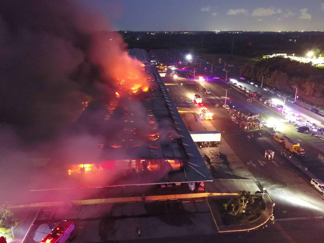 Incendio arrasa nave y deja pérdidas millonarias en el Merca Santo Domingo, capital dominicana Incendio arrasa nave y deja pérdidas millonarias en el Merca Santo Domingo, capital dominicana