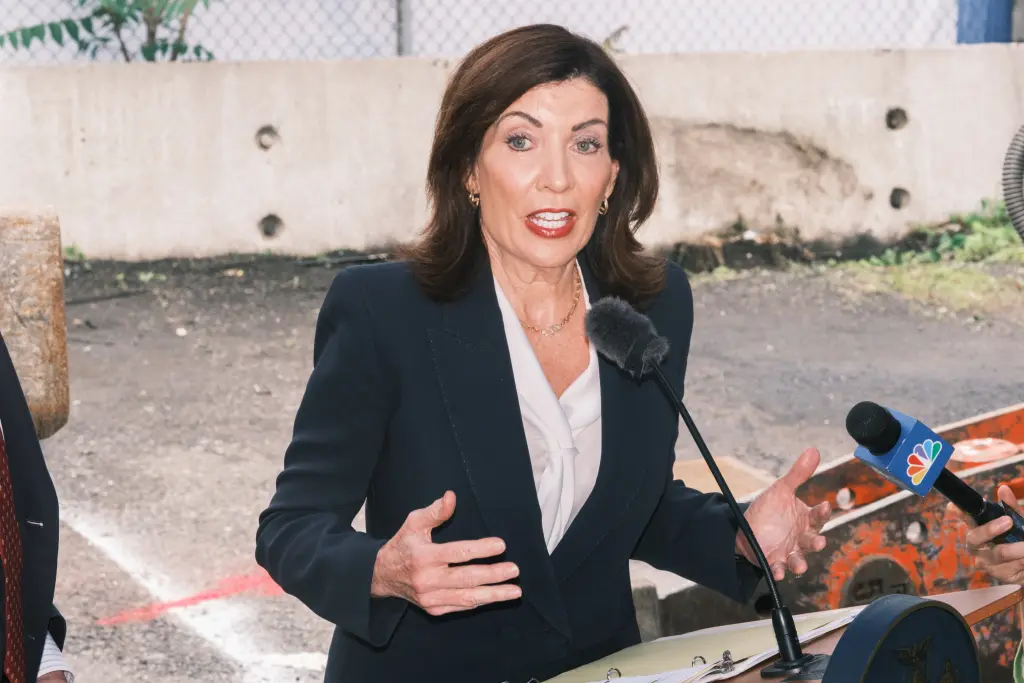 El gobierno federal investiga las reformas al programa de atención domiciliaria de la gobernadora Kathy Hochul tras un despliegue caótico