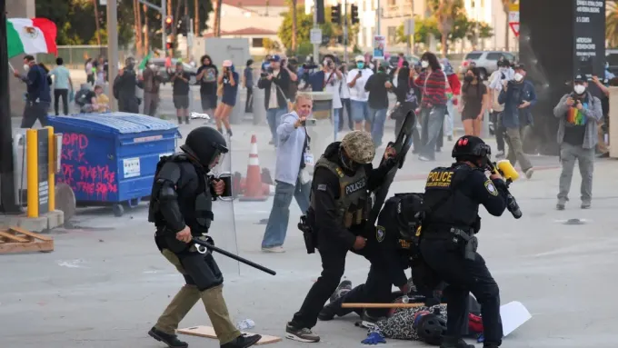 Se recrudecen los enfrentamientos en el área de Los Ángeles mientras la aplicación de la ley migratoria genera nuevas protestas Se recrudecen los enfrentamientos en el área de Los Ángeles mientras la aplicación de la ley migratoria genera nuevas protestas