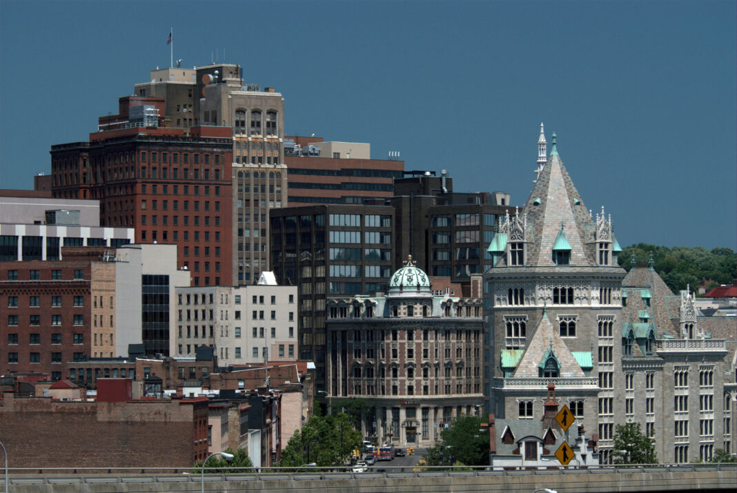 Soleado y frío hoy en el Bronx; se esperan lluvias y nieve para el martes.