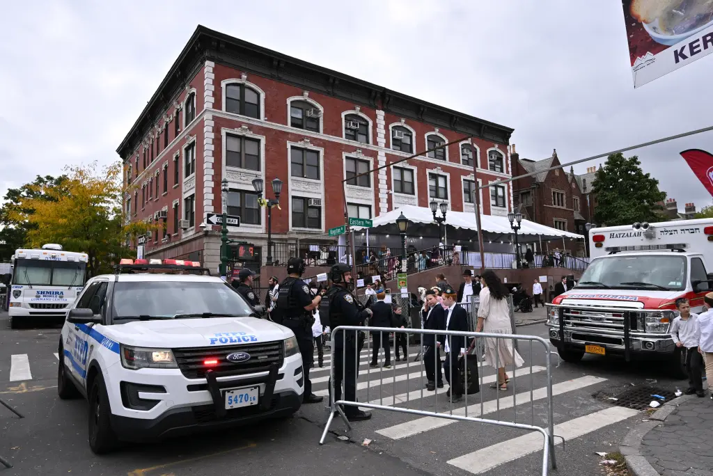 La policía de Nueva York refuerza la seguridad en sitios judíos de la ciudad tras el ataque de Israel a Irán La policía de Nueva York refuerza la seguridad en sitios judíos de la ciudad tras el ataque de Israel a Irán