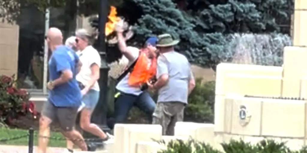 El sospechoso de terrorismo de Colorado, Mohamed Sabry Soliman, se prendió fuego accidentalmente al comienzo del ataque, según muestra un nuevo y sorprendente video.