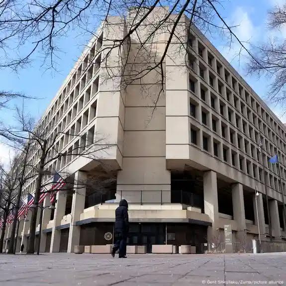 El FBI investiga a su exdirector y al exjefe de la CIA El FBI investiga a su exdirector y al exjefe de la CIA
