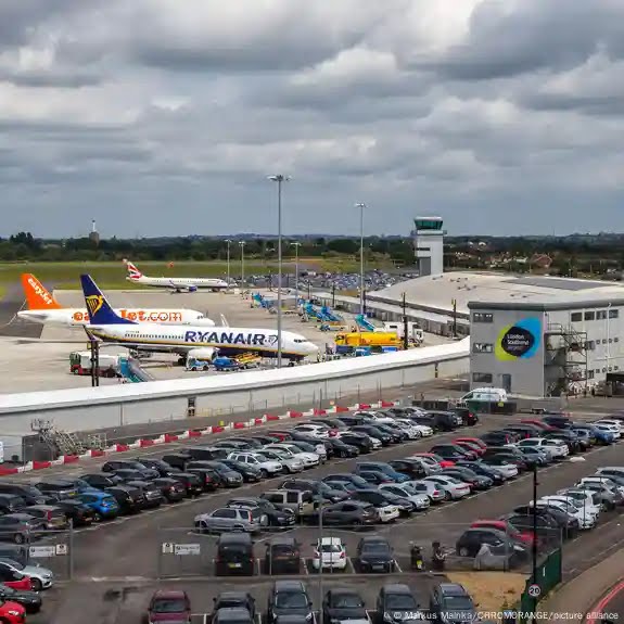 Un pequeño avión se estrella tras su despegue en Londres, todavía se desconoce número de víctimas Un pequeño avión se estrella tras su despegue en Londres, todavía se desconoce número de víctimas