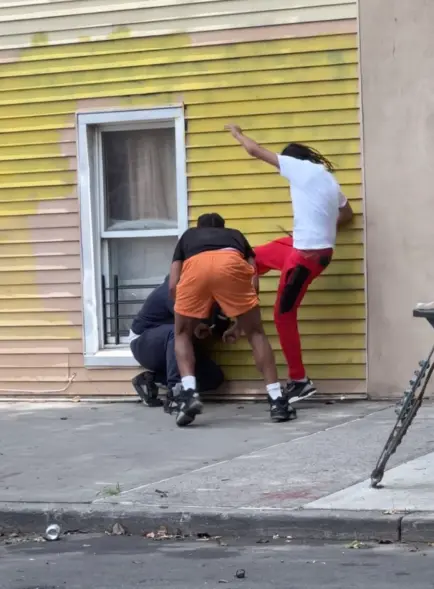 Víctima de paliza en NY cambia de actitud y abre fuego contra los atacantes, dejando a uno aferrándose a la vida, según muestra un video salvaje Víctima de paliza en NY cambia de actitud y abre fuego contra los atacantes, dejando a uno aferrándose a la vida, según muestra un video salvaje