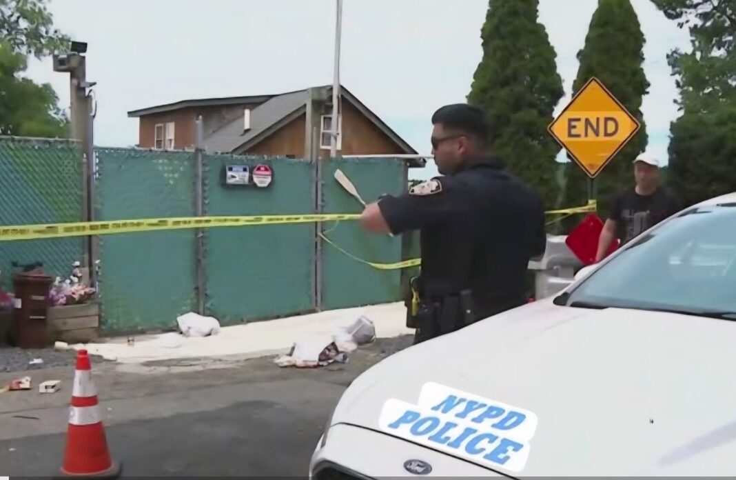 Acusan hombre de matar a tiros a la nueva pareja de su esposa separada en Queens Acusan hombre de matar a tiros a la nueva pareja de su esposa separada en Queens