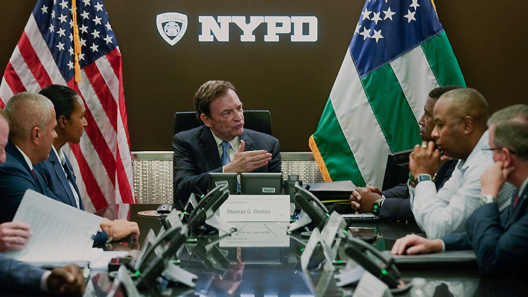 Excomisionado del Departamento de Policía de Nueva York demanda al alcalde, alega que dirigía cuerpo como “empresa criminal” Excomisionado del Departamento de Policía de Nueva York demanda al alcalde, alega que dirigía cuerpo como “empresa criminal”