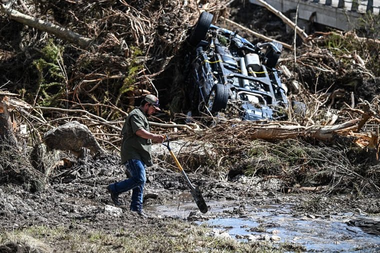 Más de 160 personas siguen desaparecidas tras inundaciones en Texas, donde van más de 100 muertos, dice gobernador