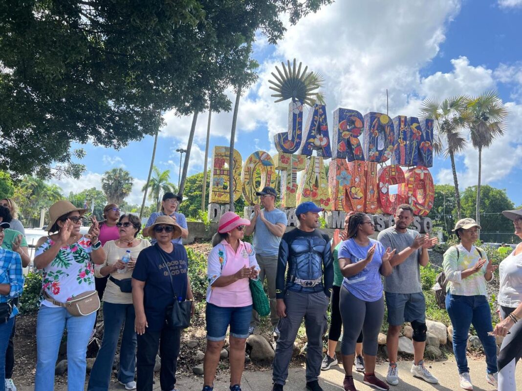 Inician con una cadena humana la protesta pacífica para defender el Jardín Botánico Nacional Inician con una cadena humana la protesta pacífica para defender el Jardín Botánico Nacional
