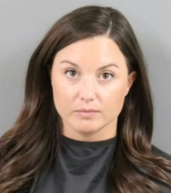 Exmaestra de escuela pública, de 33 años, acusada tras un «patrón prolongado de abuso» con un adolescente Exmaestra de escuela pública, de 33 años, acusada tras un «patrón prolongado de abuso» con un adolescente