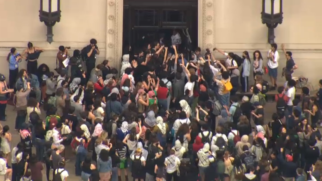 Columbia suspende a más de 65 estudiantes tras protesta propalestina en biblioteca Columbia suspende a más de 65 estudiantes tras protesta propalestina en biblioteca