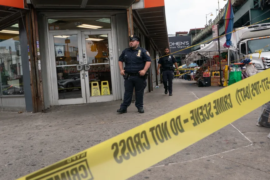 Un joven de 18 años murió, un adulto y otro adolescente resultaron heridos en un tiroteo y un acuchillamiento en el Bronx Un joven de 18 años murió, un adulto y otro adolescente resultaron heridos en un tiroteo y un acuchillamiento en el Bronx