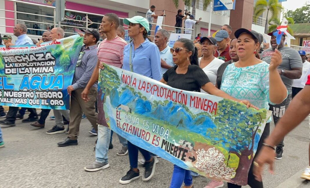 Dirigentes comunitarios, politicos y religiosos marcharon en contra de la explotación minera en San Juan de la Maguana, República Dominicana Dirigentes comunitarios, politicos y religiosos marcharon en contra de la explotación minera en San Juan de la Maguana, República Dominicana