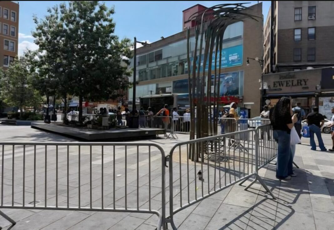 Policía de Nueva York cierra la Bulliciosa Plaza del Sur del Bronx, utilizada para el consumo de drogas Policía de Nueva York cierra la Bulliciosa Plaza del Sur del Bronx, utilizada para el consumo de drogas
