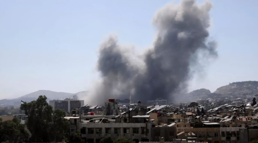 Nuevo bombardeo de Israel a «objetivo militar» en zona presidencial de Siria queda captado en vivo en programa de TV Nuevo bombardeo de Israel a «objetivo militar» en zona presidencial de Siria queda captado en vivo en programa de TV