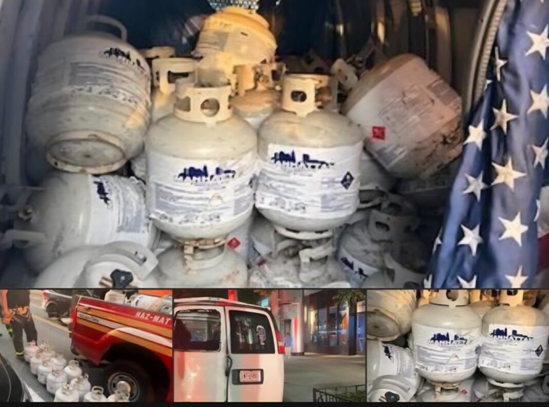 Hallazgo en furgoneta en la Calle 42: Bomberos retiran docenas, la policía no ha ofrecido mayores detalles de tanques de propano en Midtown Manhattan Hallazgo en furgoneta en la Calle 42: Bomberos retiran docenas, la policía no ha ofrecido mayores detalles de tanques de propano en Midtown Manhattan