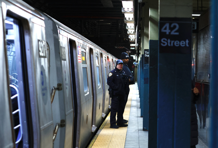Las patrullas nocturnas del metro de la policía de Nueva York están en peligro mientras Adams y Hochul se pelean por la financiación Las patrullas nocturnas del metro de la policía de Nueva York están en peligro mientras Adams y Hochul se pelean por la financiación