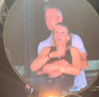 El director ejecutivo de Astronomer, Andy Byron, y la directora de Recursos Humanos, Kristin Cabot, vivían el sueño americano (con sus propias familias) antes de que estallara el escándalo de Coldplay. El director ejecutivo de Astronomer, Andy Byron, y la directora de Recursos Humanos, Kristin Cabot, vivían el sueño americano (con sus propias familias) antes de que estallara el escándalo de Coldplay.