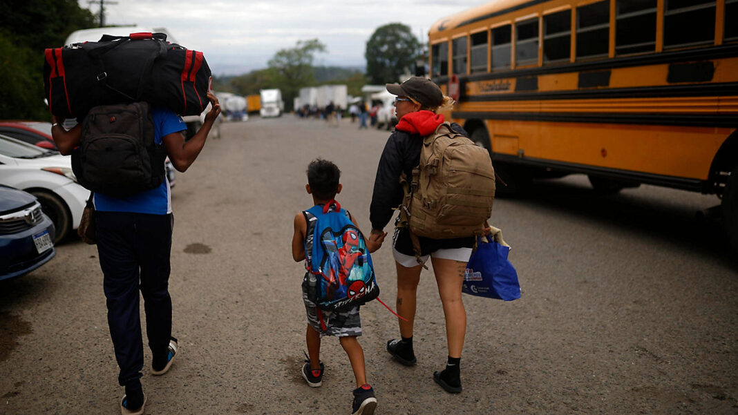 Miles de inmigrantes retornan a sus respectivos países desilusionados del ‘sueño americano’