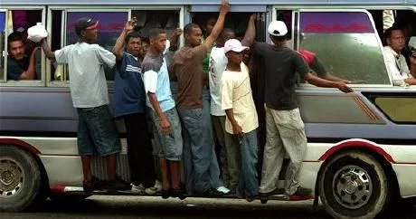 Transporte público en RD: El dolor de cabeza de abordar una guagua en hora pico Transporte público en RD: El dolor de cabeza de abordar una guagua en hora pico